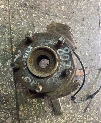 Nissan X-Trail T30 Front wheel hub