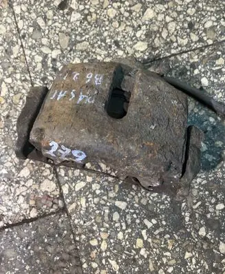 Volkswagen PASSAT B6 Front brake caliper