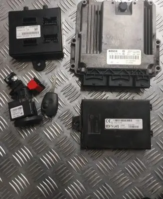 Opel Vivaro Engine control unit/module 237103888R 284B13254R 0281030991