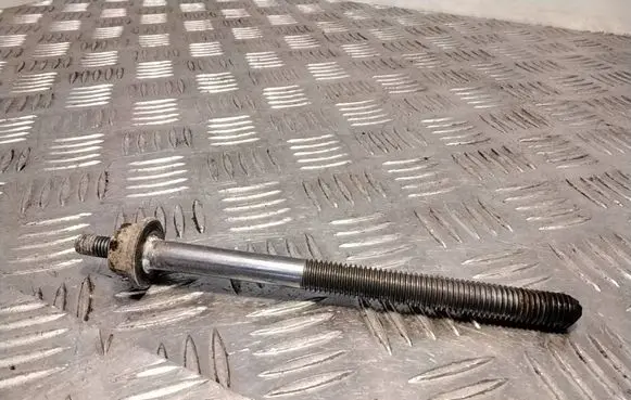 Volkswagen PASSAT B6 Nuts/bolts 