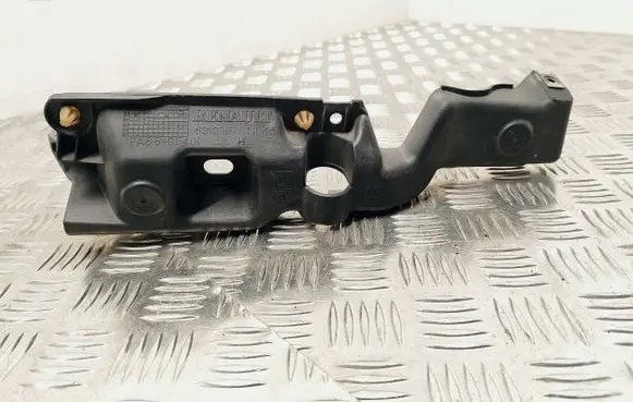 Front bumper mounting bracket
