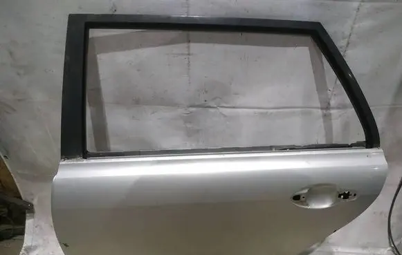 Toyota Avensis T250 Rear door PILKOS