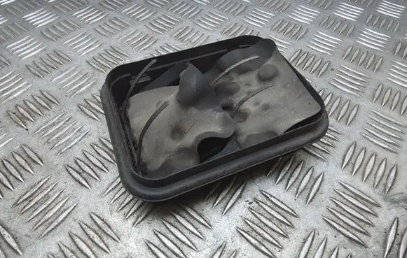 Quarter panel pressure vent