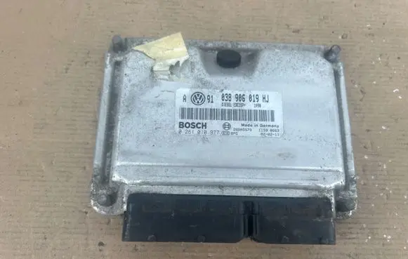 Volkswagen PASSAT B7 Engine control unit/module 038906019HJ 28SA5579 0281010977