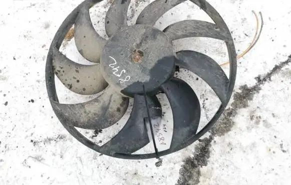 Radiator cooling fan shroud