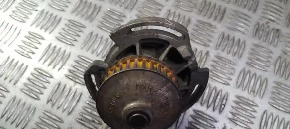 Volkswagen Golf II Water pump 030121028C ued