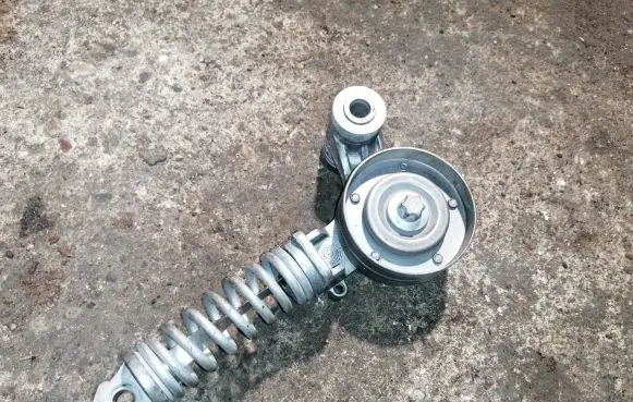 Buick Encore I Generator/alternator belt tensioner