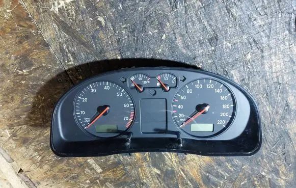 Volkswagen PASSAT B5 Speedometer (instrument cluster) 3B1919930
