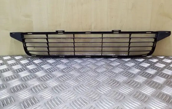 Toyota Avensis T270 Front bumper lower grill 5311205080
