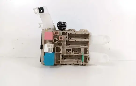 Toyota Verso Fuse module 827300F051