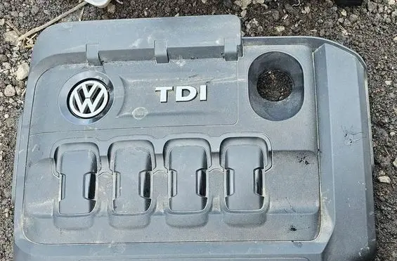 Volkswagen Golf VII Engine cover (trim) brak