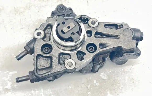 Mercedes-Benz C W204 Fuel injection high pressure pump A6460700201