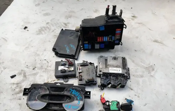 Renault Trafic III (X82) Engine control unit/module 237106626R