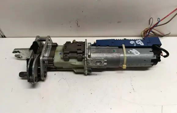 Volkswagen PASSAT B6 Tailgate hydraulic pump motor 3C9827384C 140306