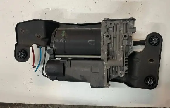 BMW X5 E70 Air suspension compressor/pump 6785506 75596