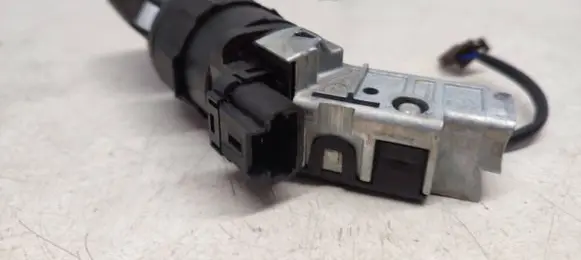 Peugeot 208 Ignition lock 9663123380