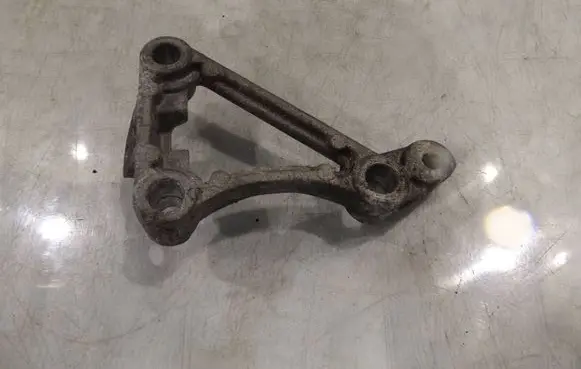 Engine mounting bracket