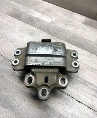 Volkswagen PASSAT B6 Engine mount bracket 3C0199555