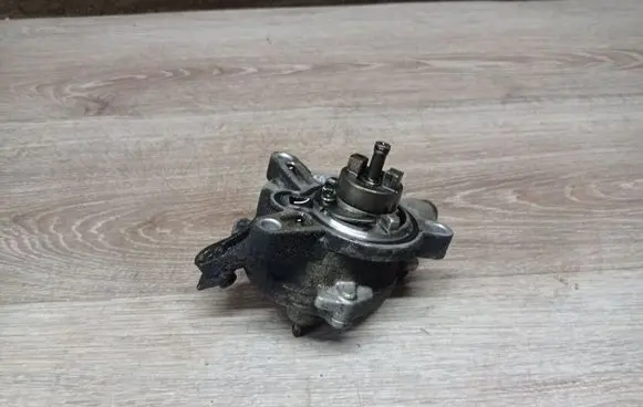 Volvo V70 Vacuum pump 08699237