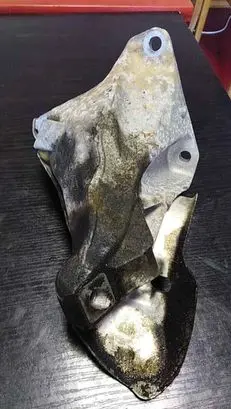 BMW 1 E81 E87 Engine mounting bracket 6764574