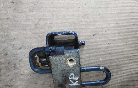 Volkswagen Touran I Front door upper hinge 1T0831401E