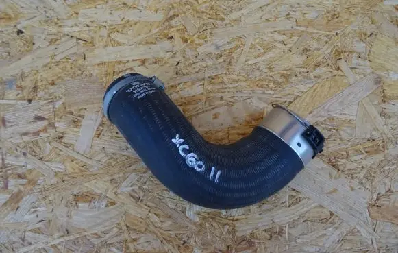 Volvo XC60 Intercooler hose/pipe 31657761