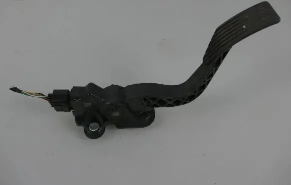Mitsubishi Outlander Accelerator throttle pedal MN101543