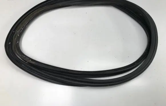 Trunk rubber seal (body)