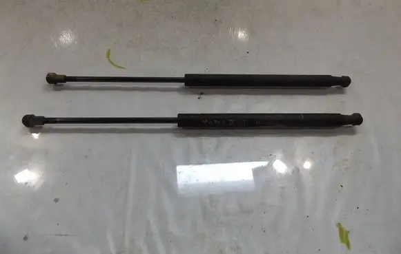 Toyota Yaris Shock absorber/damper mounting bracket 