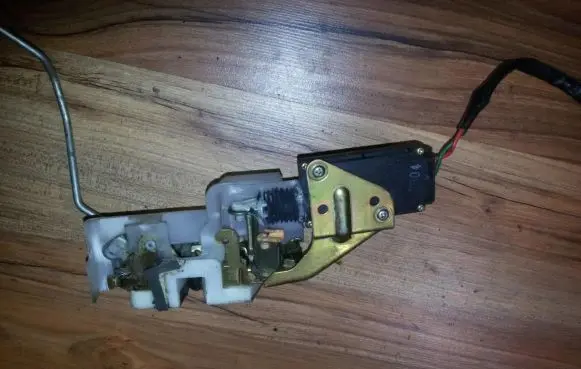 Mazda 323 Front door lock
