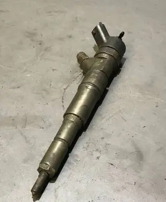 BMW 5 E39 Fuel injector 2354093 0445110029