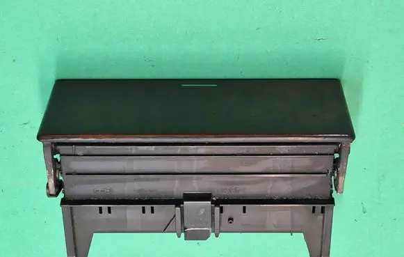 Glove box