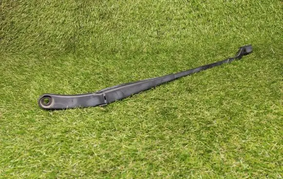 Chevrolet Cruze II Front wiper blade arm 13466309
