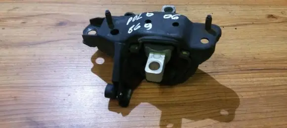 Volkswagen Polo IV 9N3 Engine mount bracket 6Q0139555