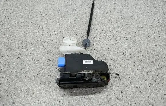Volkswagen Touran I Front door lock 3D1837015AB