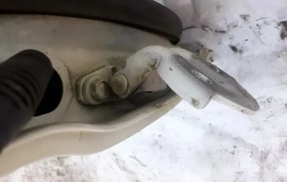 Mitsubishi Lancer Rear door lower hinge