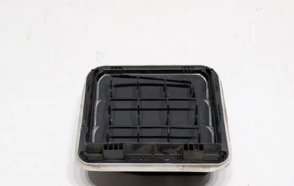 Hyundai Tucson TL Quarter panel pressure vent 81384548