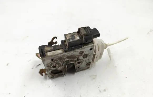 Audi A4 S4 B5 8D Front door lock 8D1837015E