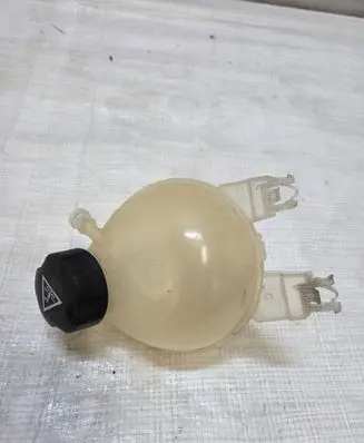 Opel Crossland X Coolant expansion tank/reservoir 9800777280