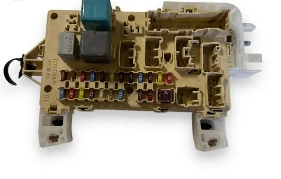 Toyota Corolla Verso E121 Fuse module 892210F010