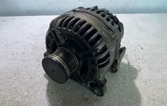 Audi A1 Generator/alternator 03C903025F 0124525200