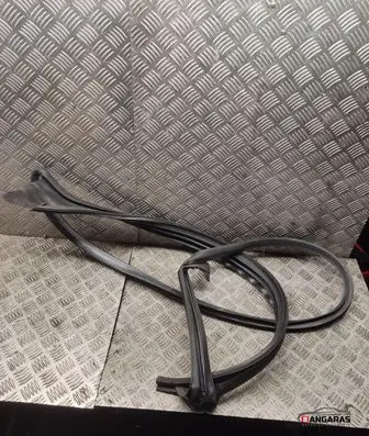 Tesla Model 3 Front door rubber seal 167132