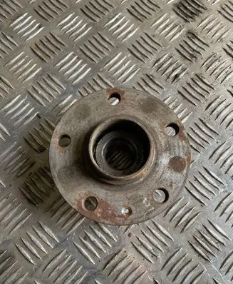 Volkswagen Golf V Rear wheel hub