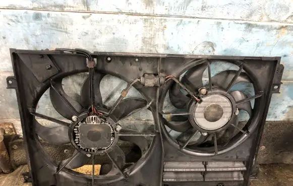 Volkswagen Golf VI Radiator cooling fan shroud