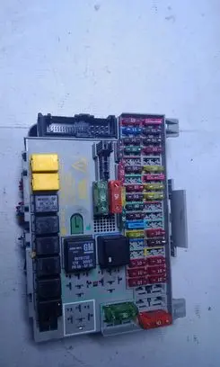 Opel Zafira A Fuse module 90589965