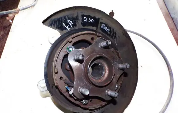 Infiniti Q50 Rear wheel hub spindle/knuckle 