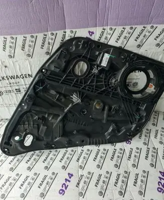 Rear door manual window regulator