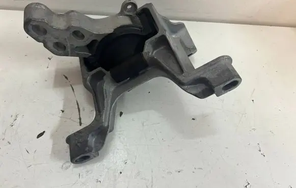 Mazda 2 Engine mount bracket DB1N39060