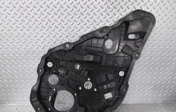 Rear window lifting mechanism without motor