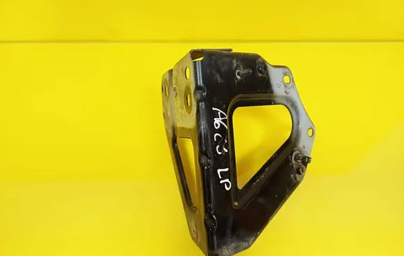 Audi A6 S6 C6 4F Fender mounting bracket 4F0821135